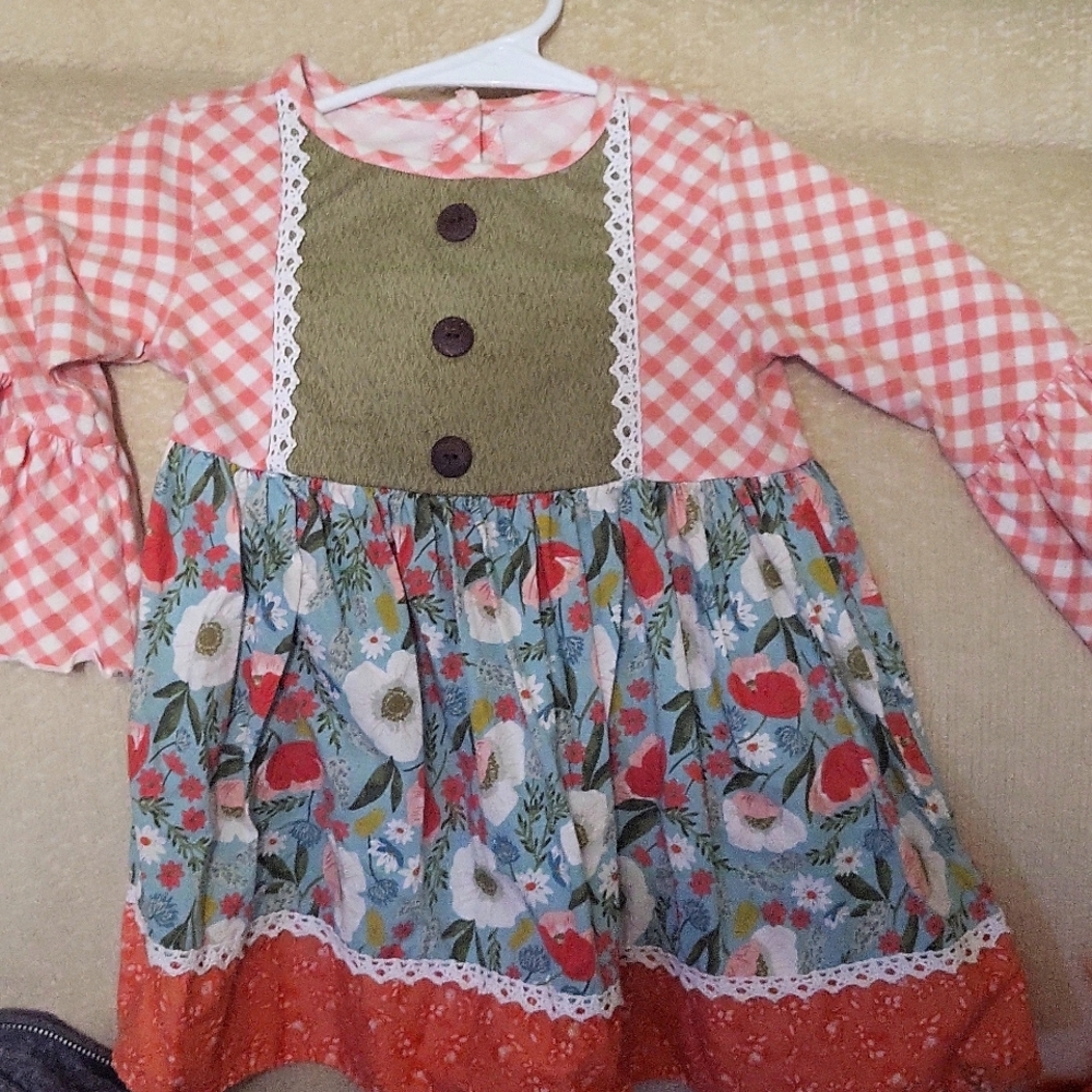 Ricrac and ruffles.  Very gently used child's dress. Size 5 fits as 3t